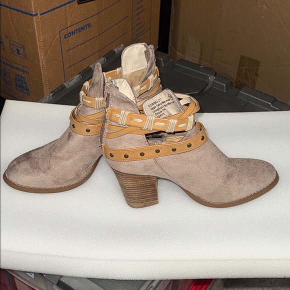 Size 7.5 Stylish Tan Ankle Boots - Picture 12 of 12